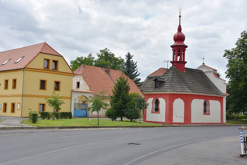 Na návsi stojí rokoková kaple svatého Vojtěcha postavená v roce 1770. Některé z tamních domů, vzájemně spojených branami dvorů, jsou pozdně barokního původu.