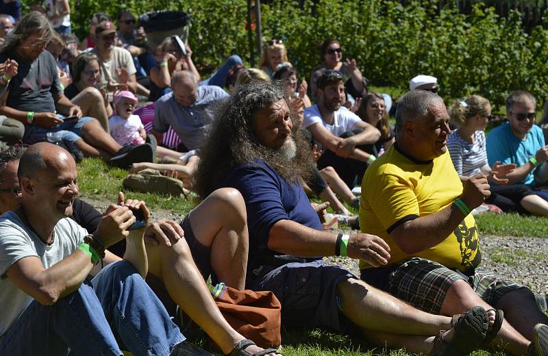 Festival nezávislého umění pÁRTy ve Františkánu opět rozproudil život v zahradách kadaňského kláštera.