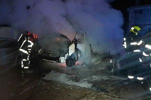 Noční požár dodávky a karavanu v Prunéřově