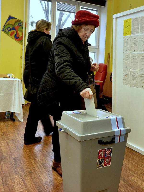 První den prezidentských voleb v Údlicích na Chomutovsku. 