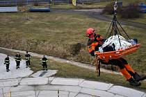 Chomutovští hasiči nacvičovali záchranu lidí z věže betonárky.