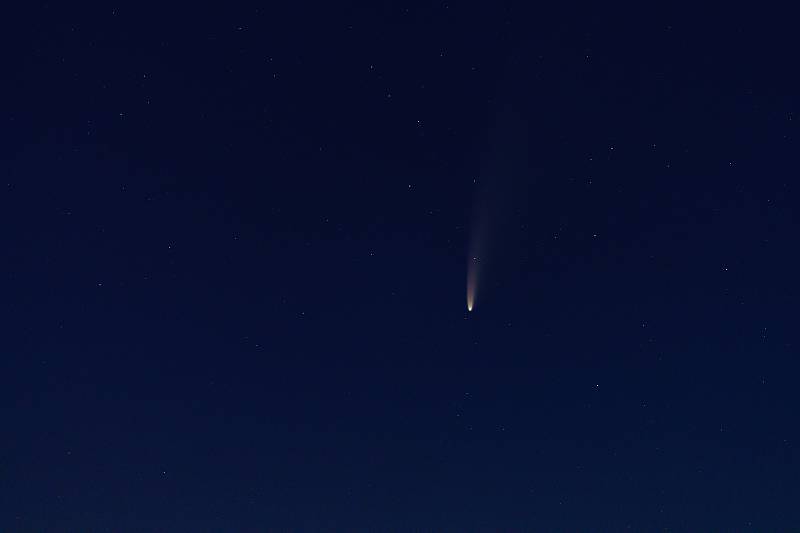 Kometa C/2020 F3 (Neowise) byla na noční obloze k vidění také na Chomutovku. Na snímku je pohled na Krušné hory a vysílač Jedlová hora u Chomutova. Foceno od Kamencového jezera.