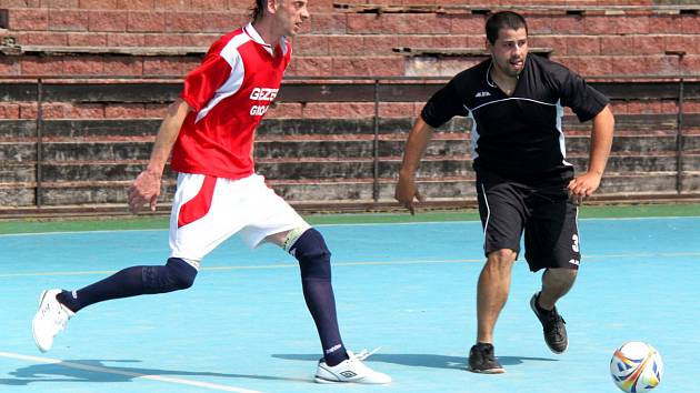 Dědek Team v černých dresech v souboji s týmem 1 FC Rybníček.