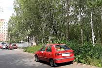 Místo lesíku u Mládežnické ulice v Jirkově bude nové parkoviště pro 65 aut.