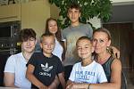 Jaroslava Loukotová se všemi svými dětmi: dvěma vlastními a třemi, které má v pěstounské péči.