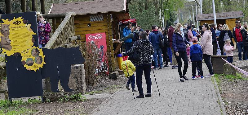 Spousta návštěvníků zaplnila prostory zooparku v Chomutově. Byla otevřena i dětská hřiště a občerstvení.