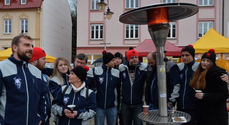 Ve Vejprtech již rozsvítili svůj vánoční strom.