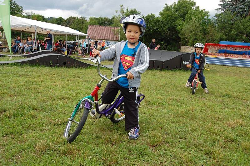 Na věku opravdu nezáleží, pumptrackovou dráhu několikrát objeli i tihle prckové.