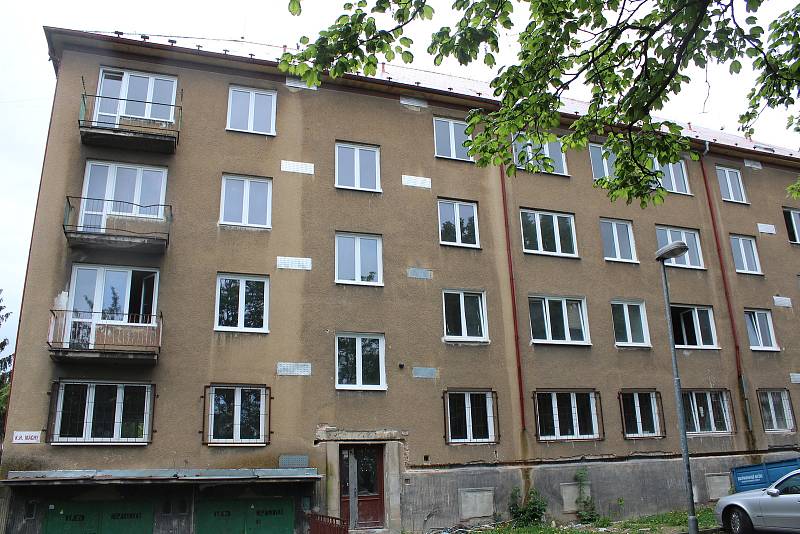 Problémová lokalita Nové Ervěnice v Jirkově. Tento dům se nyní opravuje.