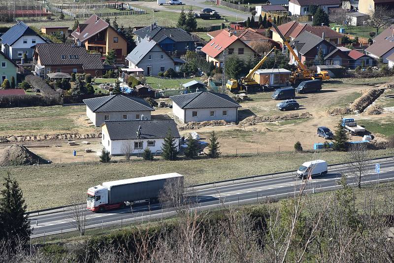 Zelená je místní částí Málkova. I ji rozděluje rušná silnice I/ 13.