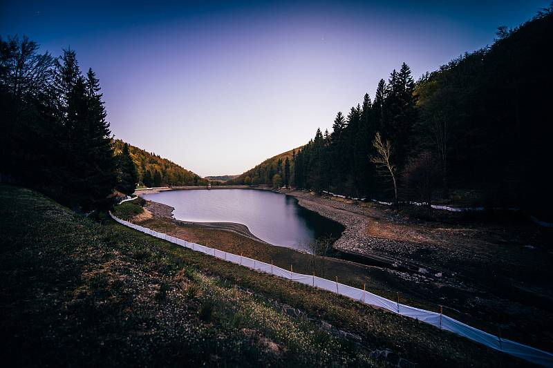 Vodní dílo Kamenička, které najdeme ve střední části Bezručovo údolí na Chomutovsko se připravuje na přípravné práce spojené s rekonstrukcí více jak 115let starého vodního díla. (27.4.2020)