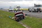 Nehoda na D7 u Vysočan: Renault vyletěl ze silnice, řidička z něj vyvázla se středně těžkými zraněními.