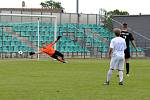 FC Chomutov (v bílém) - TJ Sokol Libiš