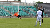 FC Chomutov (v bílém) - TJ Sokol Libiš