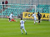 Chomutovský gólman Zaťko se marně natahuje po míči. SK Úvaly v bílém, jdou do vedení 1:0, díky vlastní brance Chomutova. 