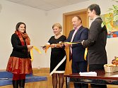 Terapeutka Irina Malinová a náměstek primátora Jan Mareš slavnostně otevírají poradnu v Chomutově.