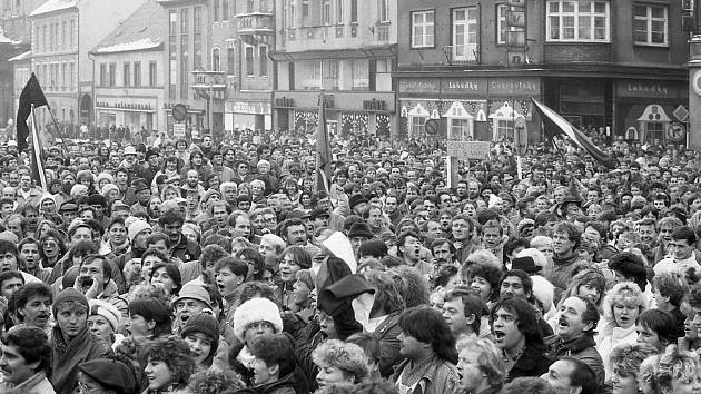Na chomutovském náměstí 1. máje proběhla 27. listopadu 1989 generální stávka, která do centra přivedla tisíce nespokojených lidí. Snímek bude spolu s dalšími k vidění na výstavě Únik z totality.