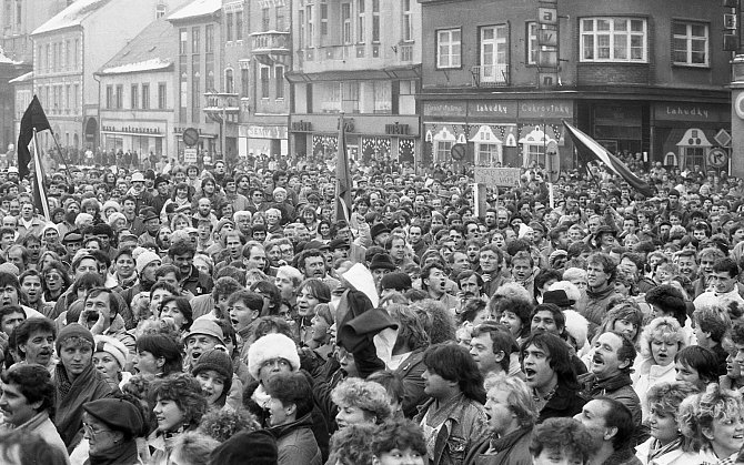 Na chomutovském náměstí 1. máje proběhla 27. listopadu 1989 generální stávka, která do centra přivedla tisíce nespokojených lidí. Snímek bude spolu s dalšími k vidění na výstavě Únik z totality.