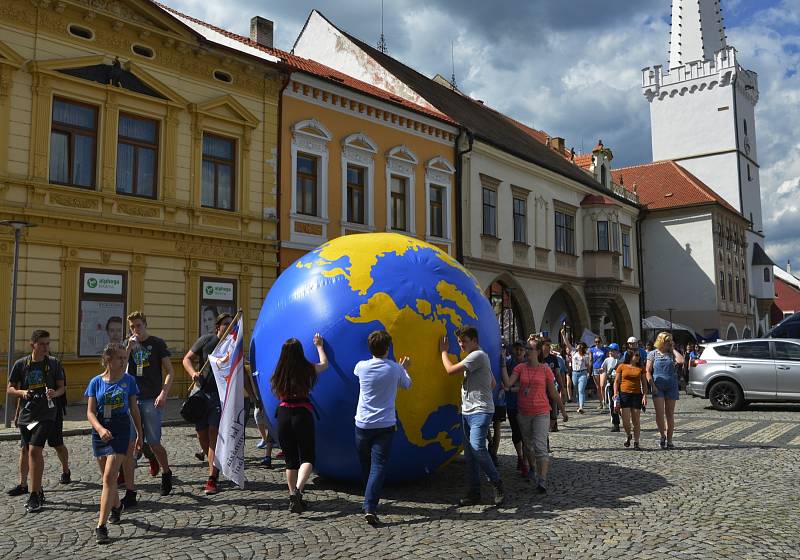 Studenti valili globus Kadaní k hradbám hradu