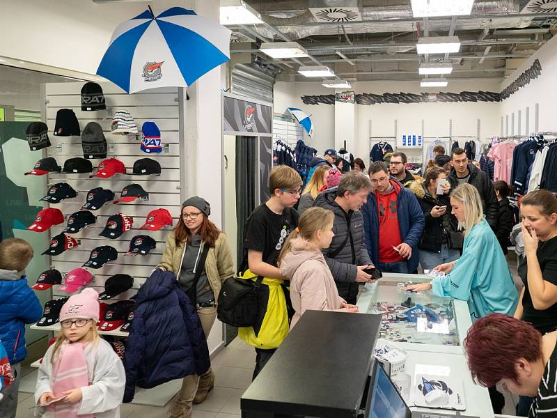 Piráti na autogramiádě představili zápasové dresy, které následně půjdou do dražby, a otevřeli další fanshop v OC Central v Chomutově.