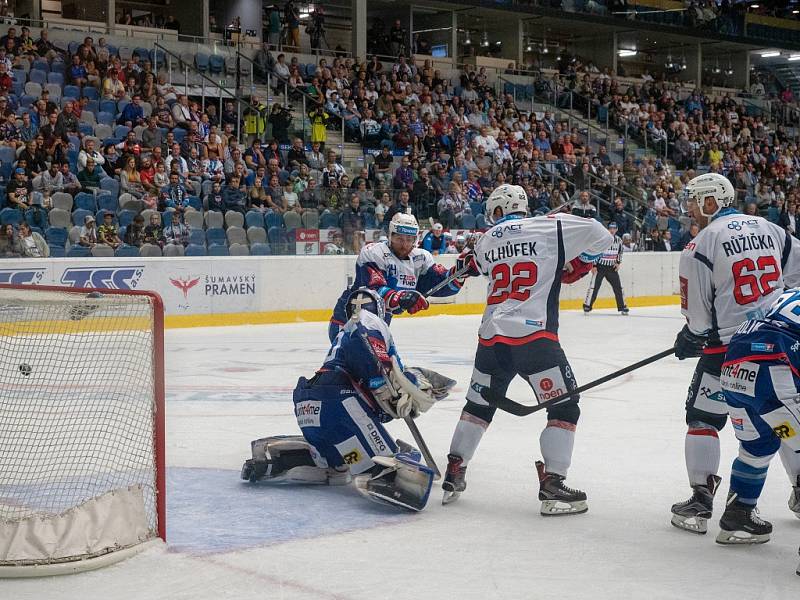 Utkání Pirátů Chomutov (v bílém) proti Kometě Brno (v modré kombinaci)