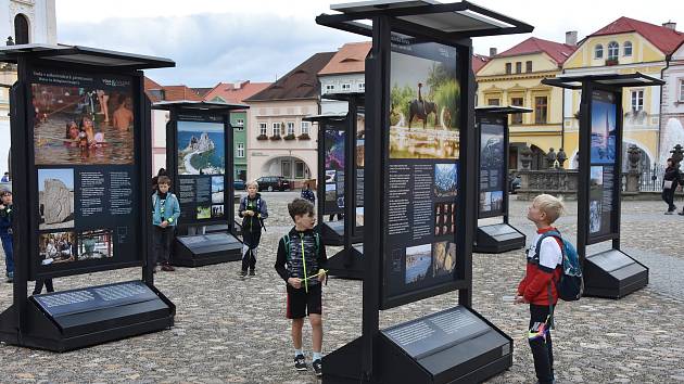 Voda a civilizace. Úspěšná venkovní česká výstava unikátních fotografií a informací z výzkumů otevírá aktuální téma i v Kadani. Umístěná je na Mírovém náměstí.