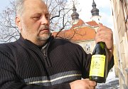 Karel Němeček s lahví svého vína. 