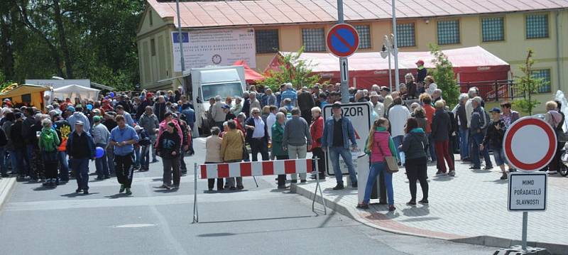 Pivní slavnosti na souměstí Vejprt a německého Bärensteinu.