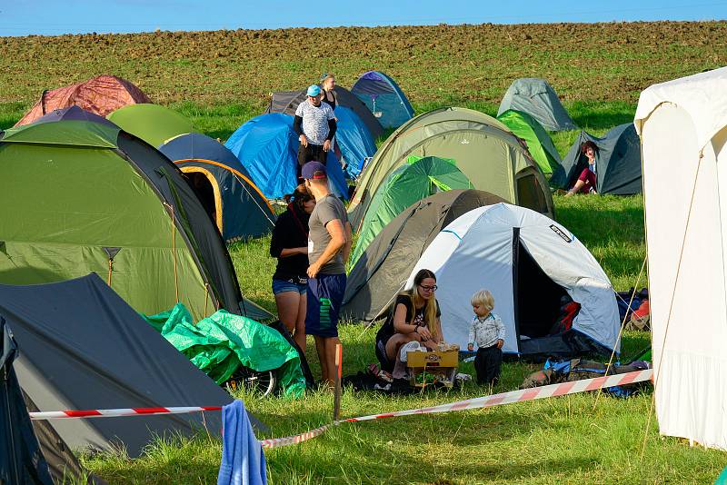 V sobotu ráno se vydal pochod o několika stovkách lidí z kempu, které vyrostl v Okoříně poblíž Strupčic.