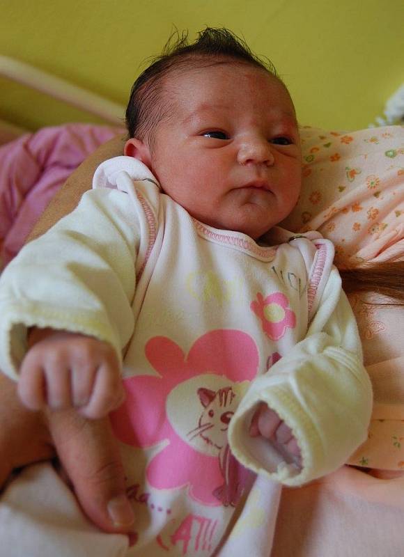 Maličkou Zdeňku Elenu Šímovou jsme vyfotili pouhé tři hodiny po narození. Holčička se narodila Eleně Šímové z Velké Vsi v kadaňské nemocnici dne 9. května ve 12:34 hodin. Měřila 49 cm a vážila 2.930 kg.