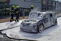 Hasiči spěchali do Černovické ulice v Chomutově. Plameny tam pohltily auto.