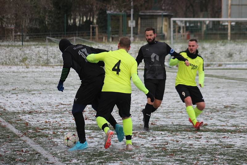 Podzimní duel SK Málkov - SK Chlumčany, domácí hráči v černém.