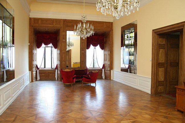 Zrcadlový sál na zámku Červený Hrádek.