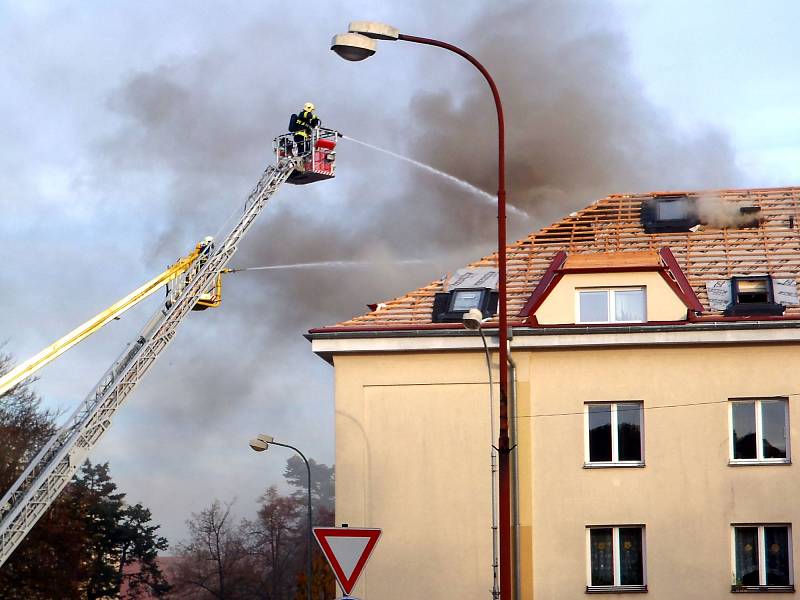 Hasiči bojují s požárem střechy v Kadani.