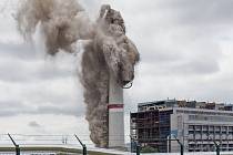 V Prunéřově odstřelili 200 metrů vysoký elektrárenský komín.