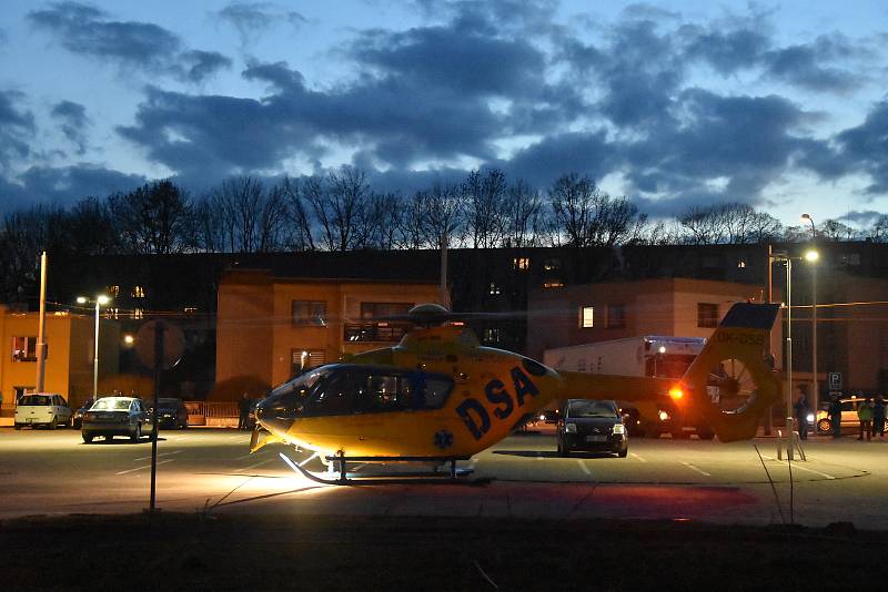 Vrtulník letecké záchranné služby na parkovišti před jirkovským Penny.