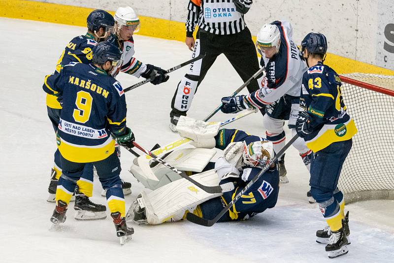 Piráti (v bílém) si doma v derby poradili s Ústím nad Labem.