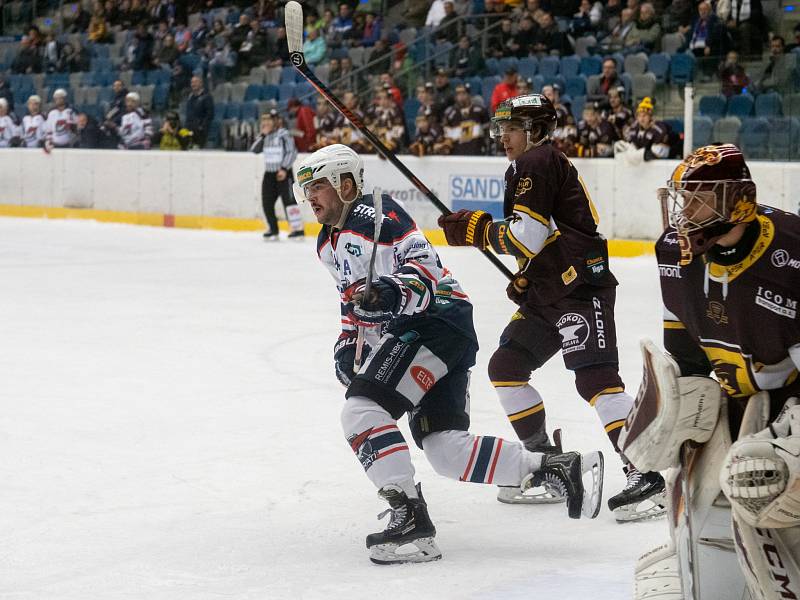 Chomutov (v bílém) versus Jihlava.