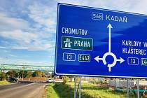 Křížení mezi Chomutov, Kláštercem a Kadaní u Vernéřova bylo dlouho velmi rizikovým místem, došlo tam k řadě tragédií. Nyní na silnici I/13 vyrostl nový kruhový objezd, místo se má zklidnit.