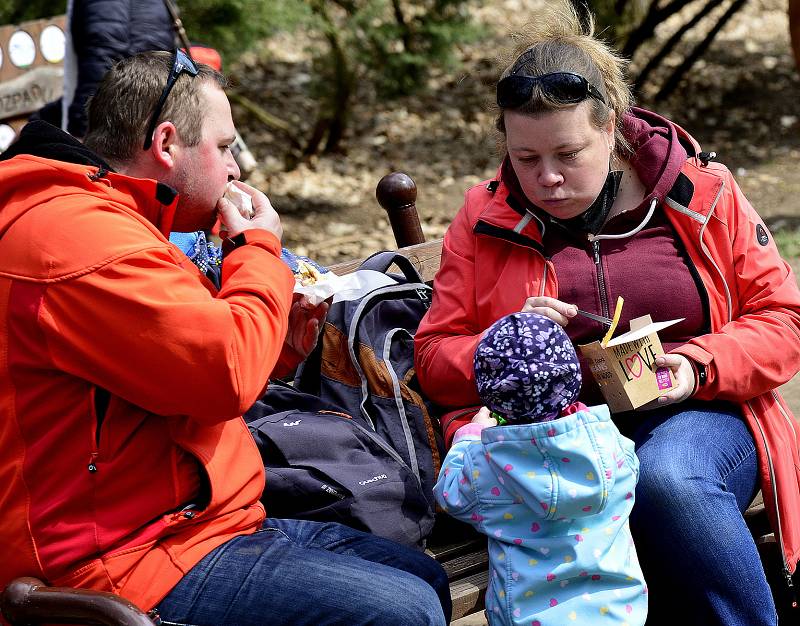 Spousta návštěvníků zaplnila prostory zooparku v Chomutově. Byla otevřena i dětská hřiště a občerstvení.