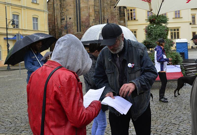 Na náměstí 1.Máje v Chomutově se při demonstraci sešlo kolem třiceti lidí, kteří nesouhlasí s nošením roušek a činností vlády.