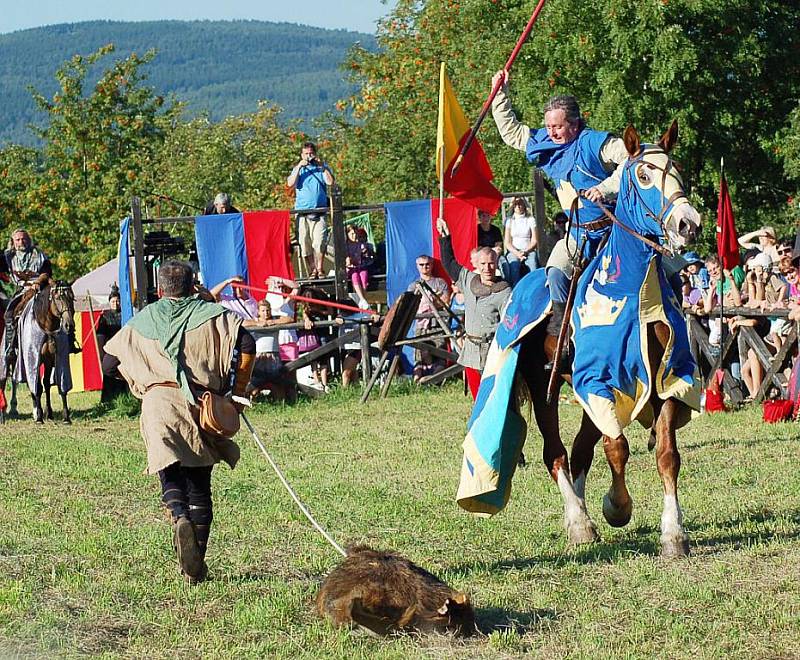 Rytíři předvedli i své lovecké dovednosti - tady loví "divočáka", kterého za sebou táhne jeden z panošů.