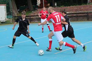 1. Letní futsalová liga CHLMF-Benfika CHomutov-Dědek Team 2:4, hráči Benfiky CHomutov v červeném.