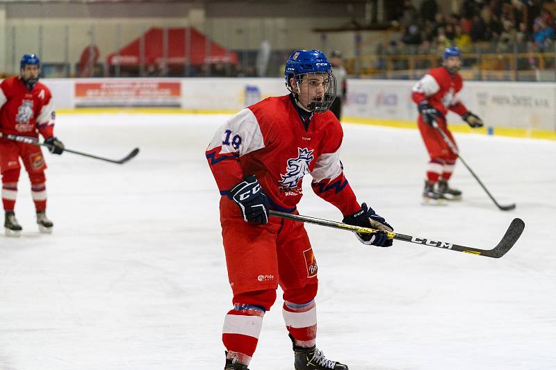 U18 Turnaj pěti zemí dnes začal v Klášterci nad Ohří zápasem Česko -Finsko. Po závěrečném hvizdu třetí třetiny zobrazovala tabule časomíry výsledek 1:4. Zápasu v hale místního zimního stadionu přihlíželo necelých 11 diváků. (5.2.2020)