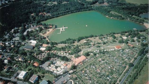 Letecký snímek Kamencového jezera.