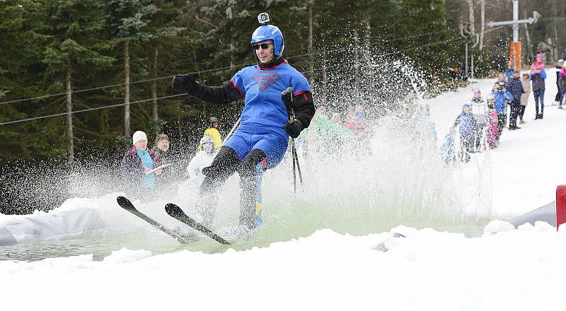 Párty u bazénu ve Ski areálu Alšovka u Klášterce nad Ohří.