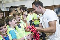 Michal Navrátil mezi studenty Gymnázia a střední odborné školy v Klášterci.