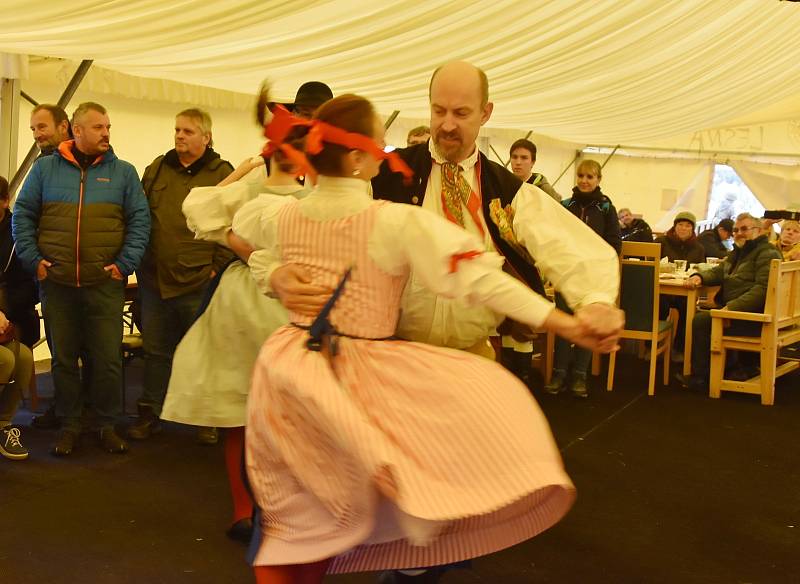 V party stanu bylo místo nejen pro vepřové hody, ale také folklórní vystoupení.