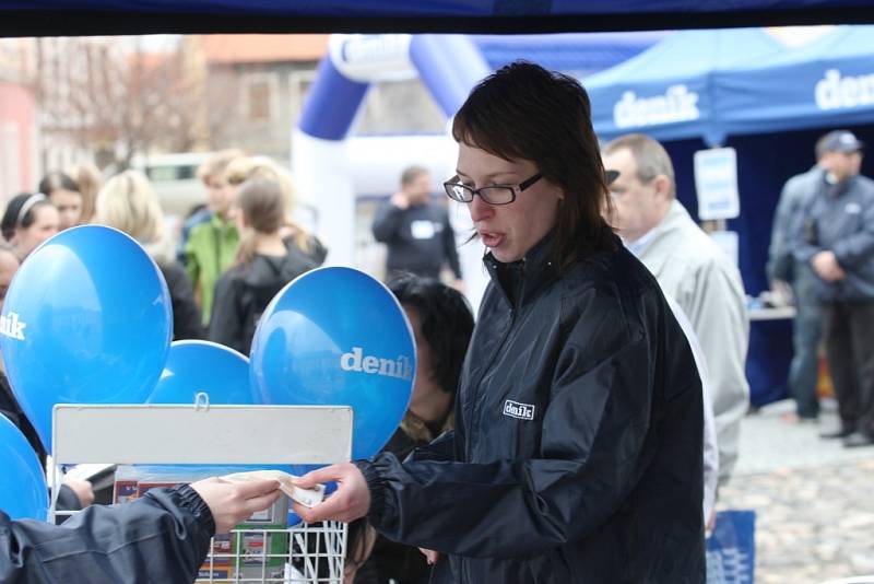 Lidé se na místě mohli dozvědět podrobnosti o předplatném a inzerci. Na snímku Barbora Dixová.