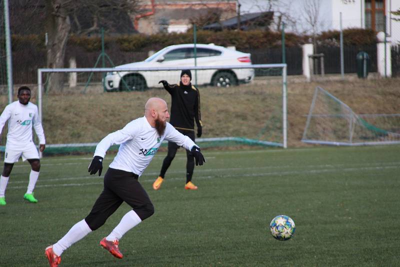 FC Chomutov - FC Mariánské Lázně 2:3, domácí hráči v bílém.